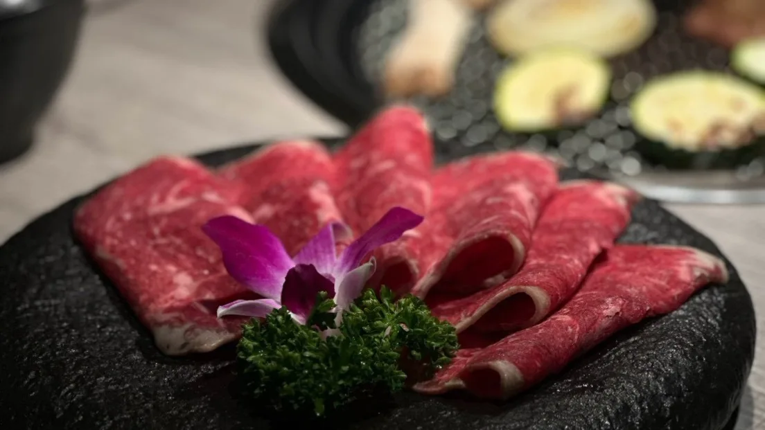 Haloe 日義燒肉餐酒館裡一盤美味新鮮的牛肉