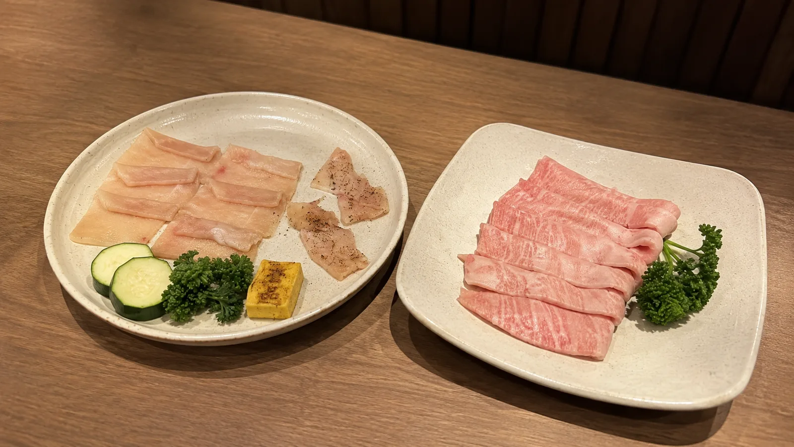 一盤壹品雞胸,以及一盤雞松阪